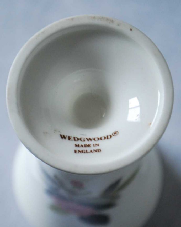 アンティーク 陶磁器の雑貨　アンティーク雑貨　ウェッジウッド社のハサウェイローズ、ピンクのバラのアンティークフラワーベース（一輪挿し）。裏側にポーセリンマーク製造メーカー保証の意味がこもった窯印、こんなポーセリンマークがあります。(k-3461-z)