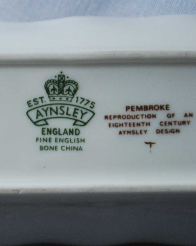 アンティーク 陶磁器の雑貨　アンティーク雑貨　エインズレイのペンブロック、アンティークの長方形のプレート（ペントレイ）。裏側には品質の証製造メーカー保証の意味がこもった窯印、ポーセリンマークがあります。(k-3464-z)