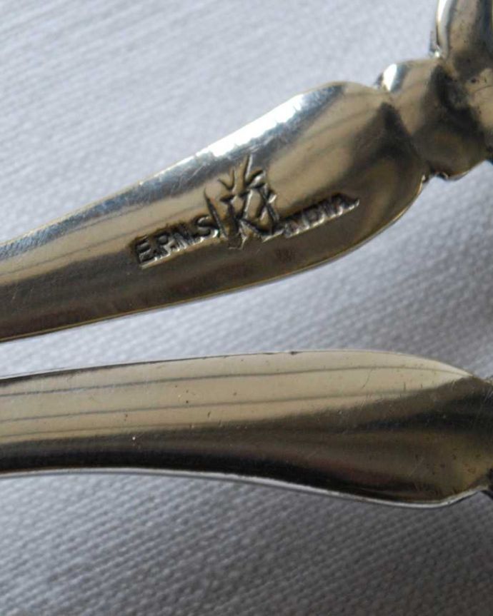 アンティーク シルバー製　アンティーク雑貨　イギリスの銀のアイテム、アンティークシルバーのサラダサーバー。裏側には品質の証刻印が入っています。(k-3482-z)