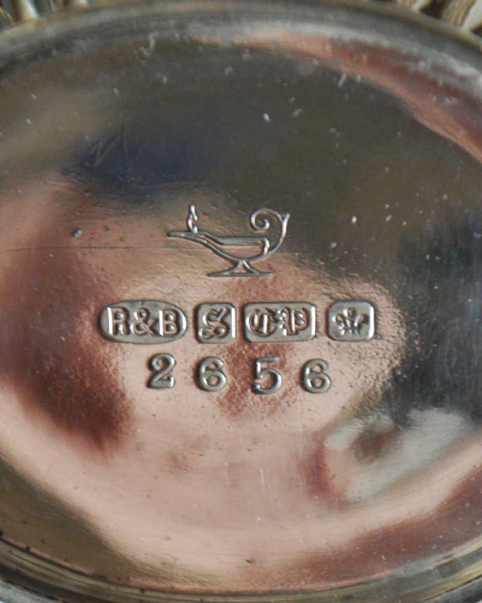 アンティーク シルバー製　アンティーク雑貨　ハーフフリューテッドが美しいアンティークシルバープレートの持ち手付きシュガーポット。裏側には品質の証刻印が入っています。(k-3492-z)