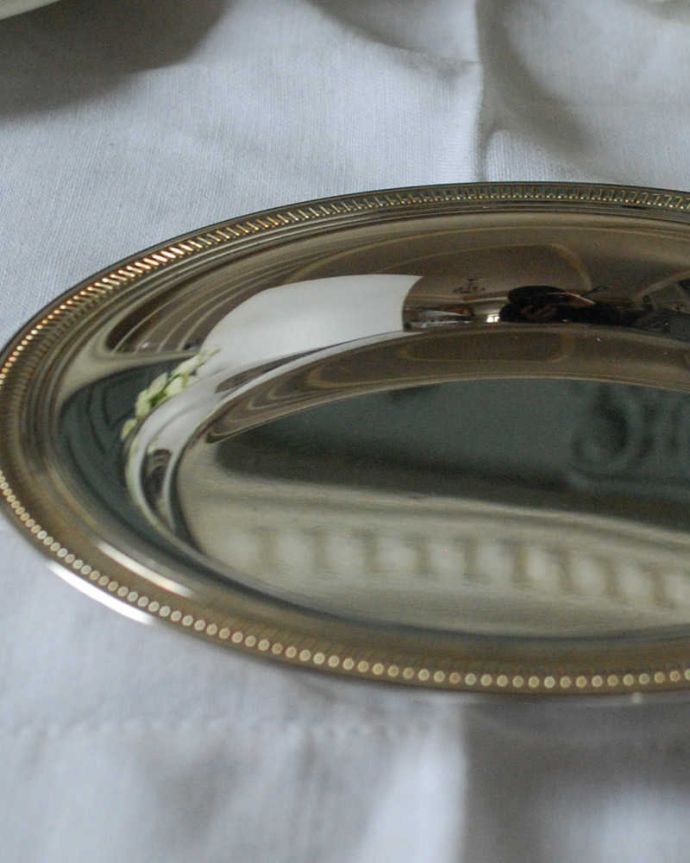 アンティーク シルバー製　アンティーク雑貨　英国輸入のアンティーク銀雑貨、シンプルで使いやすいシルバープレート（プレート）。テーブルがパッと華やかに貴重だったシルバーで作られたテーブルウェア。(k-3495-z)