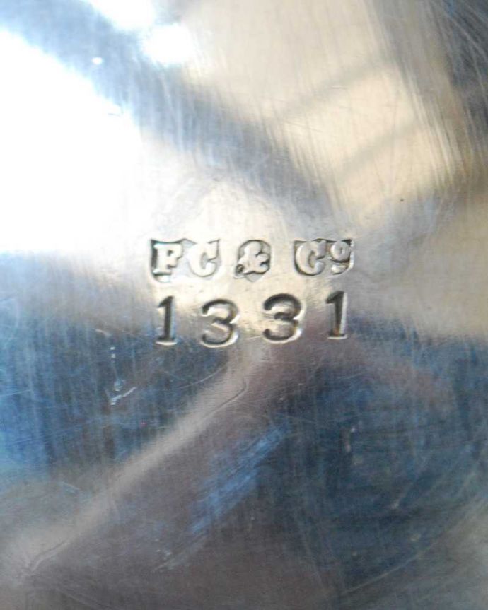 アンティーク シルバー製　アンティーク雑貨　イギリスから到着したアンティークシルバープレートの小さなミルクポット。裏側には品質の証刻印が入っています。(k-3522-z)