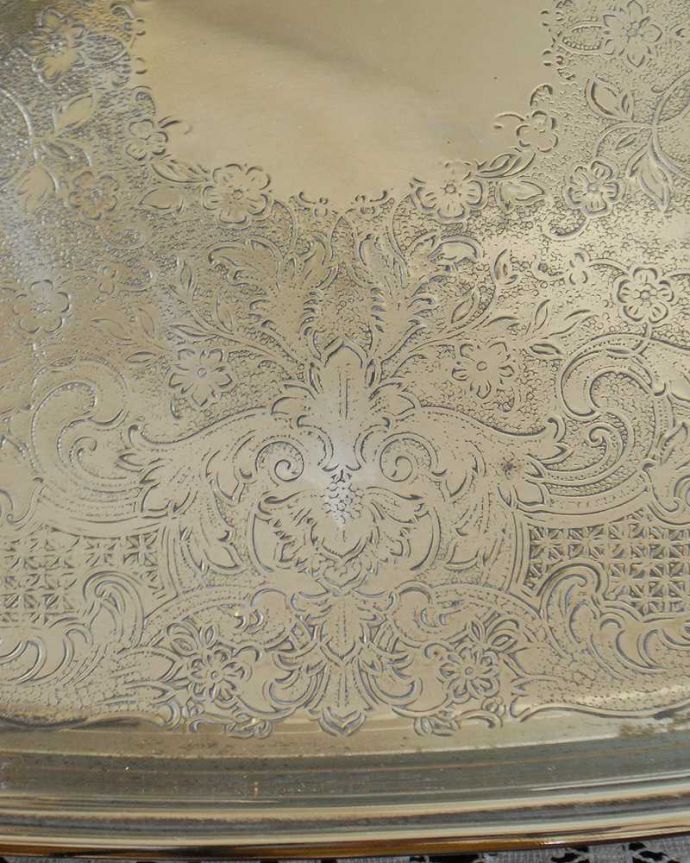アンティーク シルバー製　アンティーク雑貨　イギリスで見つけたアンティークシルバープレート、持ち手付きトレイ。オトナの輝きを放つアンティークのサルヴァ全体に美しいエングレーヴィング（彫金）が施されているアンティークのサルヴァ。(k-3530-z)