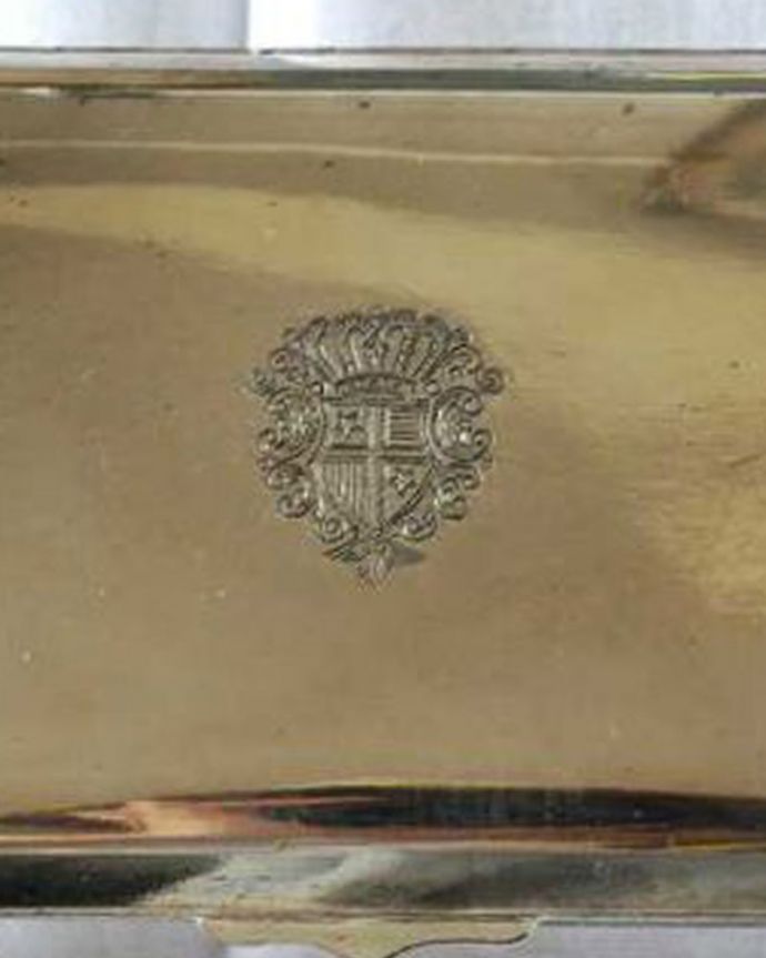 アンティーク シルバー製　アンティーク雑貨　紋章が刻まれた、アンティークシルバープレートのジュエリーボックス。置くだけでも絵になる美しさフタの部分には紋章のモチーフが。(k-3536-z)