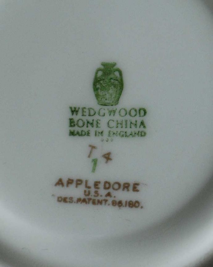 アンティーク 陶磁器の雑貨　アンティーク雑貨　イギリスから到着した上品な色のアンティークカップ＆ソーサートリオ（ウェッジウッド）。裏側には品質の証ひっくり返して見ると、こんな感じのポーセリンマークを見つけることが出来ます。(k-3546-z)