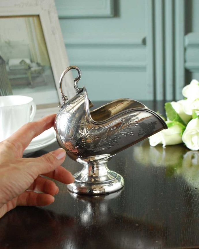 アンティーク シルバー製　アンティーク雑貨　英国の銀食器、アンティークシルバーのシュガースカットル（シュガーポット）。とっても可愛いフォルムお家で優雅なアフタヌーンティーを味わえるアイテム。(k-3561-z)