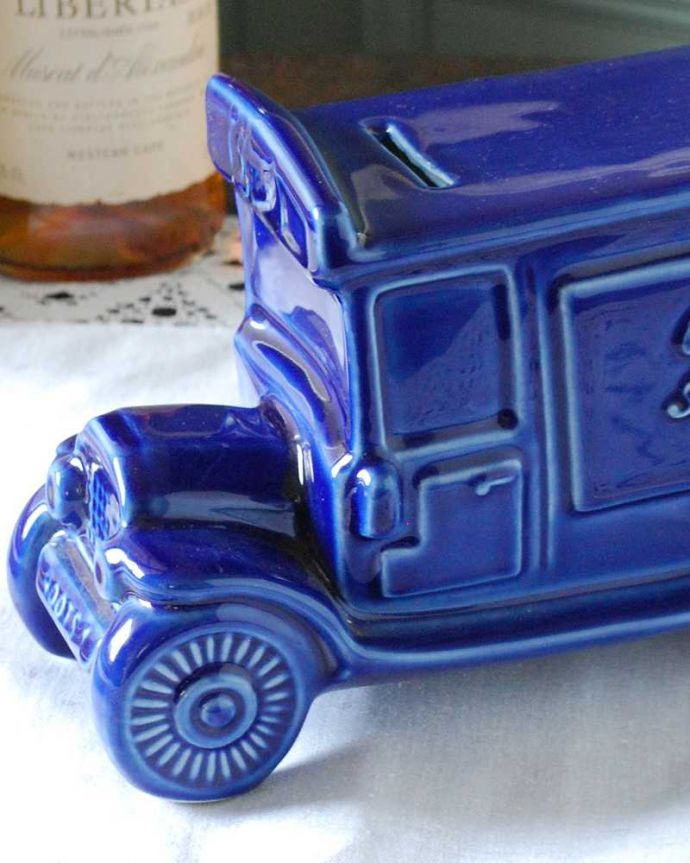 アンティーク 陶磁器の雑貨　アンティーク雑貨　爽やかなブルー色に惹かれる可愛い車の形をしたアンティークの貯金箱。遊び心あふれる英国らしい陶磁器キャビネットに飾ってインテリアの一部としても楽しめます。(k-3570-z)