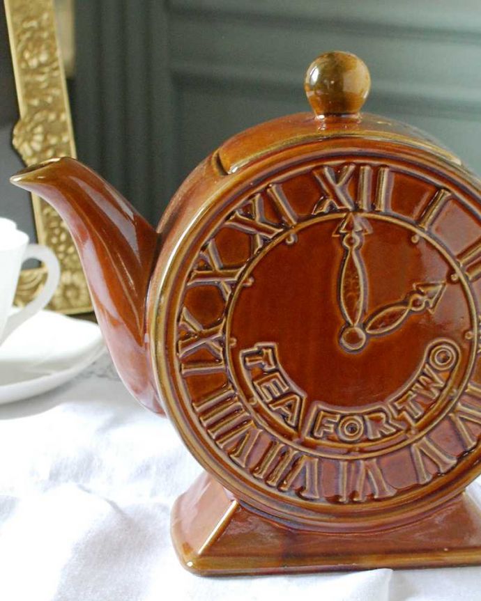 アンティーク 陶磁器の雑貨　アンティーク雑貨　置いてあるだけで可愛い陶器のアンティークティーポット（Tea For Two）。お茶の時間に欠かせないティーポット紅茶を愛する英国のお茶の時間に欠かせない陶磁器のティーポット。(k-3571-z)