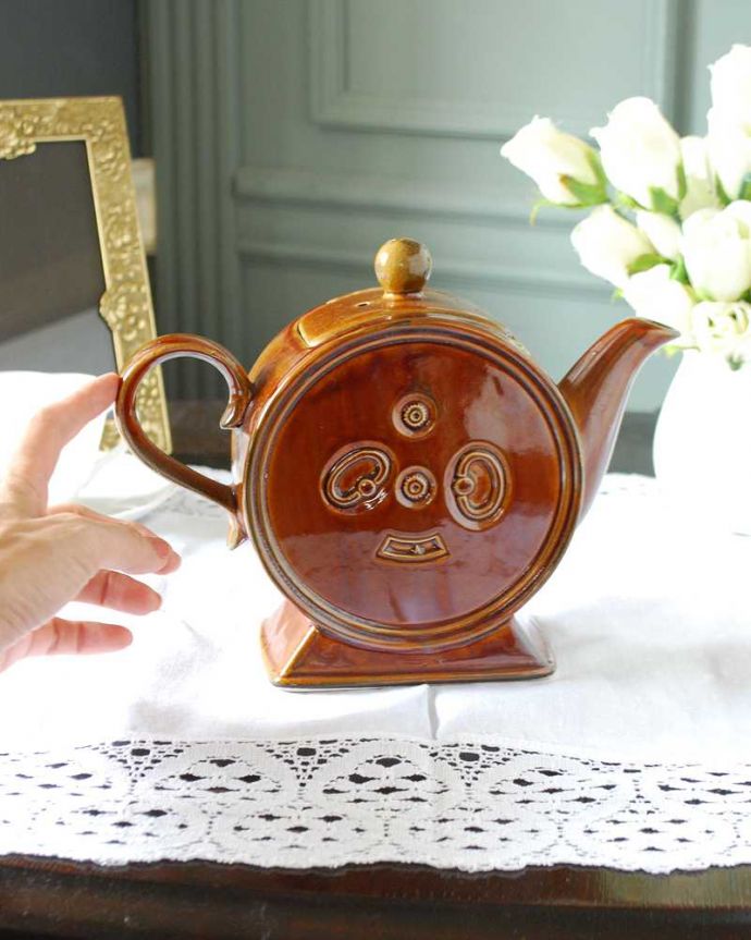 アンティーク 陶磁器の雑貨　アンティーク雑貨　置いてあるだけで可愛い陶器のアンティークティーポット（Tea For Two）。自分だけの使い方で使ってみましょうたっぷり紅茶が注げるサイズ。(k-3571-z)