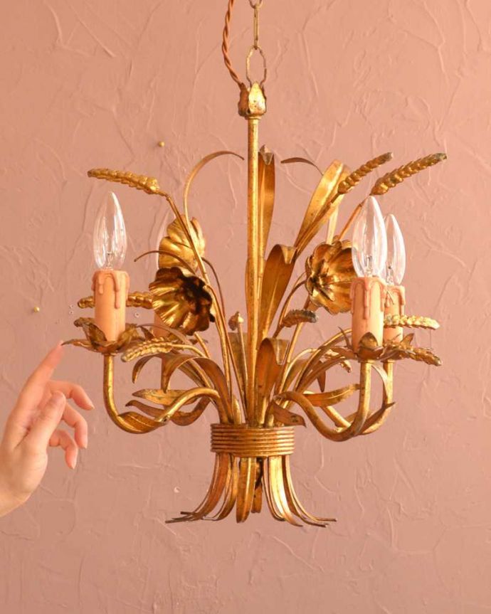 シャンデリア　照明・ライティング　エレガントな真鍮製アンティークシャンデリア（4灯）（Ｅ17シャンデリア球付）。。(k-3606-z)