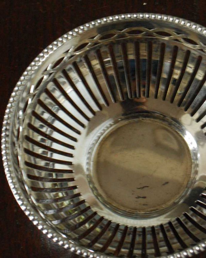 アンティーク シルバー製　アンティーク雑貨　ピアスドカービングが美しいイギリスで見つけた、シルバープレートのボウル（小物入れ）。テーブルがパッと華やかに貴重だったシルバーで作られたテーブルウェア。(k-3613-z)
