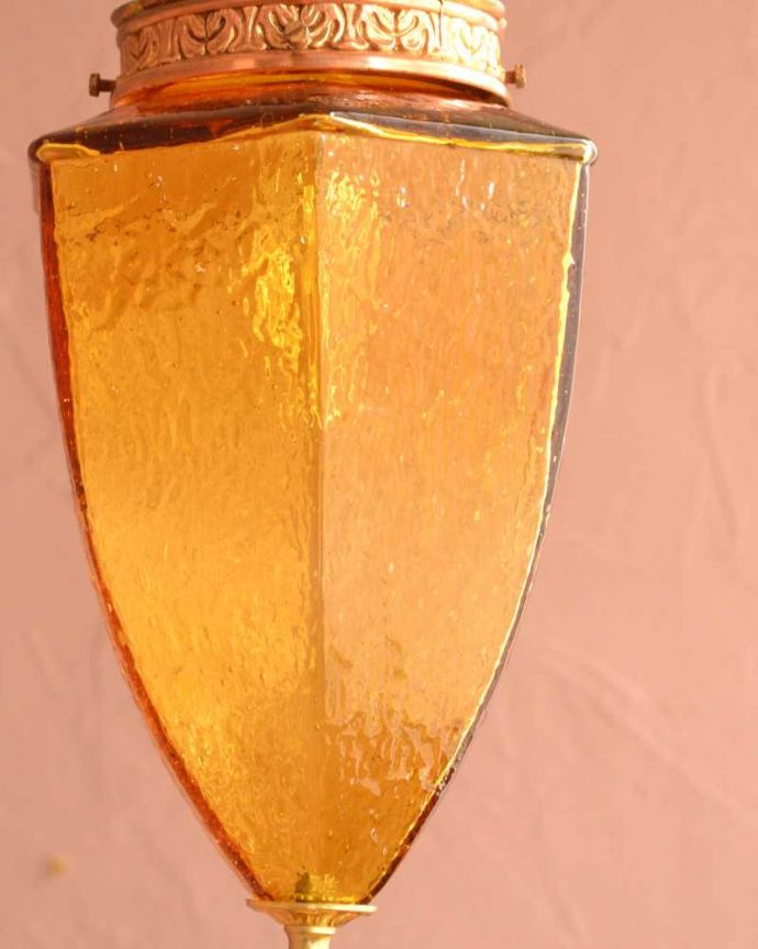 シャンデリア　照明・ライティング　アンバー色のガラスがキレイなアンティークのシャンデリア（E17シャンデリア球付）。。(k-3620-z)
