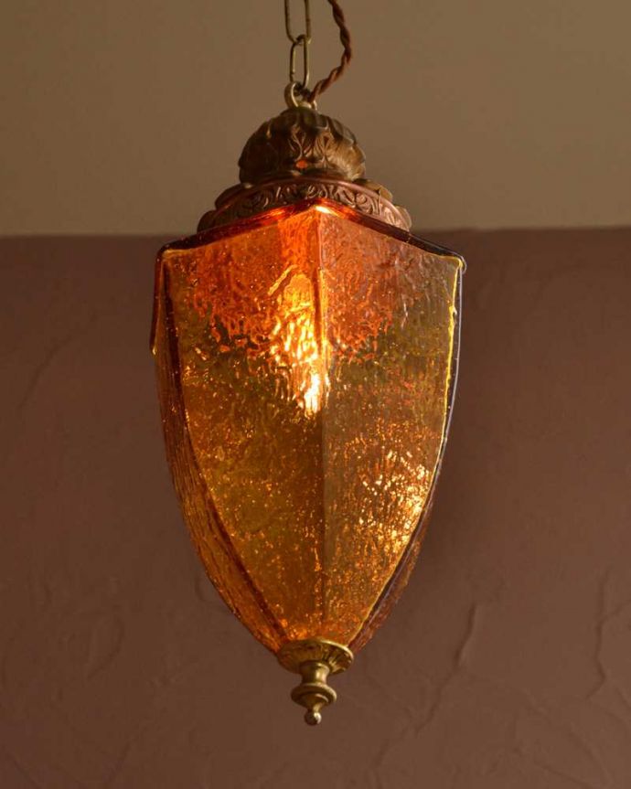 シャンデリア　照明・ライティング　アンバー色のガラスがキレイなアンティークのシャンデリア（E17シャンデリア球付）。。(k-3620-z)
