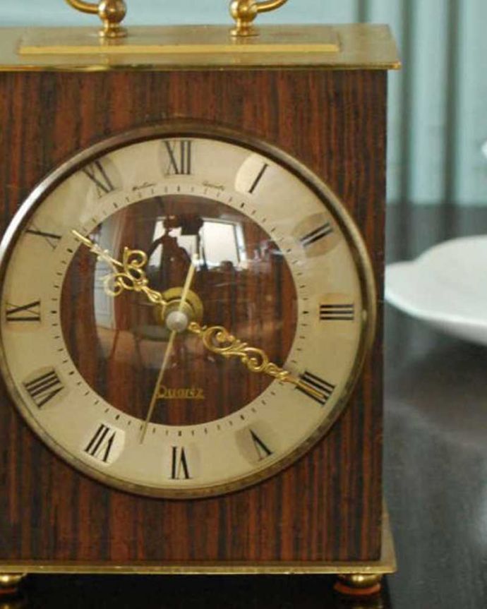 アンティーク その他の雑貨　アンティーク雑貨　英国輸入のアンティーク雑貨、持ち手もついたオシャレな置き時計（quartzクォーツ）。タイムスリップさせてくれる優しい文字盤アンティークの時計は、文字盤が何とも言えない優しい雰囲気。(k-3651-z)