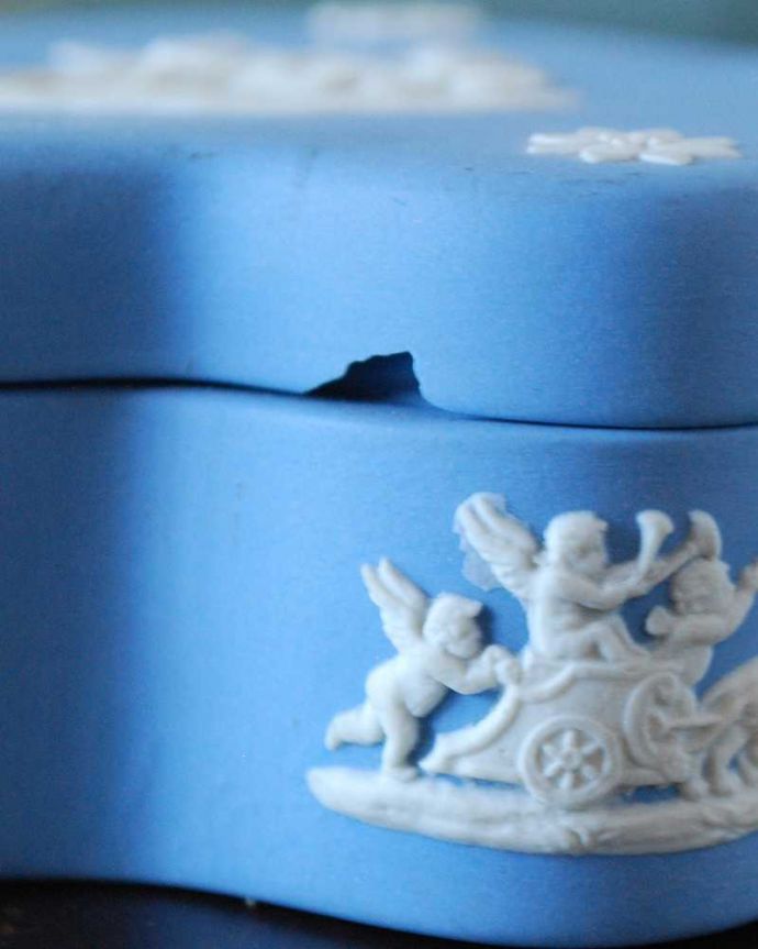 アンティーク 陶磁器の雑貨　アンティーク雑貨　アンティークジャスパーウェア、レリーフの美しいお花型フタ付き小物入れ（ブルー）。SALE価格です欠けがあるのでSALE価格になっています。(k-3663-z)