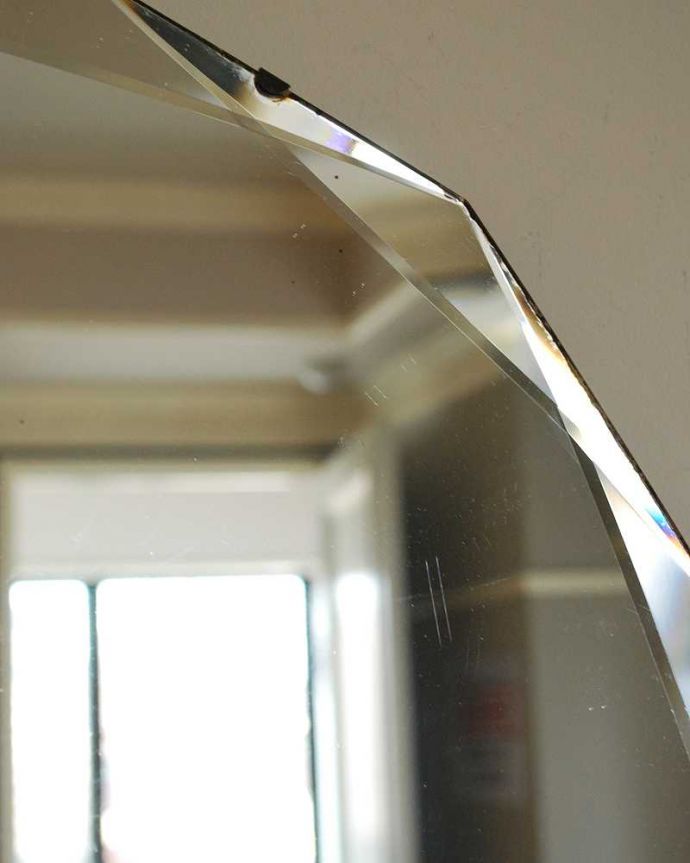 アンティーク ミラー（鏡）　アンティーク雑貨　縁どりがキラッと輝くアンティークカッティングミラー、イギリス輸入の鏡。アンティークでしか手に入らないキラキラ感キラッと輝く美しい面取りがデザインになっているアンティークのミラー。(k-3664-z)
