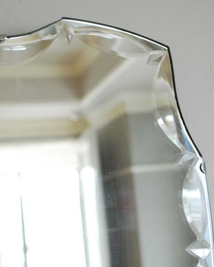 アンティーク ミラー（鏡）　アンティーク雑貨　お洒落なかたちの英国の壁掛け鏡、アンティークカッティングミラー。アンティークでしか手に入らないキラキラ感キラッと輝く美しい面取りがデザインになっているアンティークのミラー。(k-3665-z)