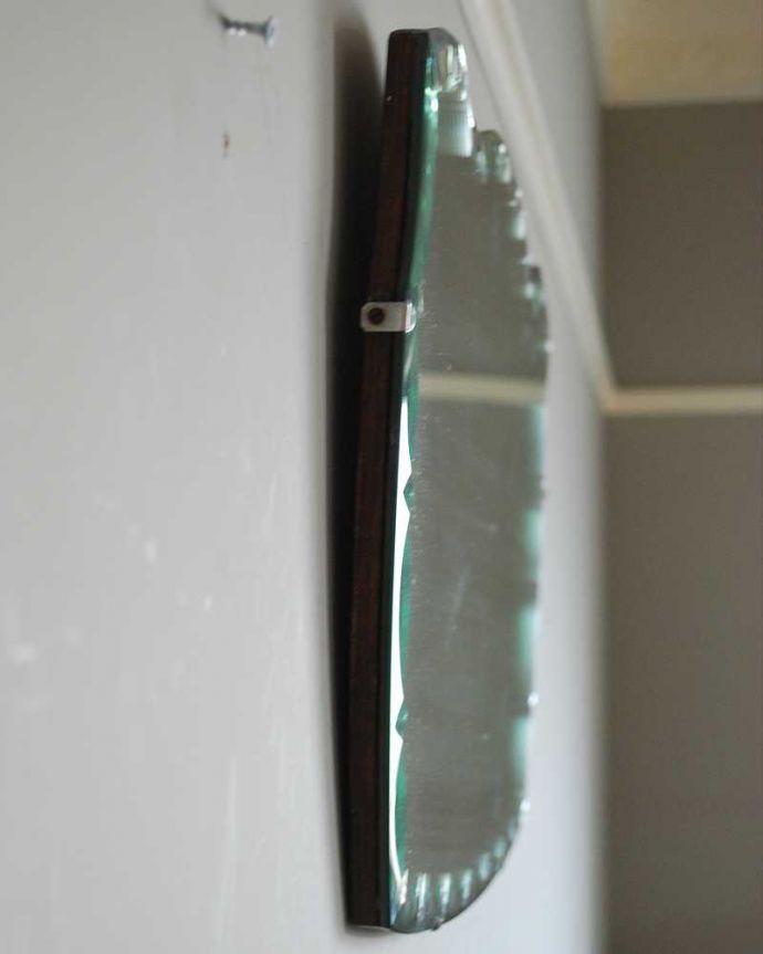 アンティーク ミラー（鏡）　アンティーク雑貨　お洒落なかたちの英国の壁掛け鏡、アンティークカッティングミラー。厚みが違いますアンティークなので多少のキズ・汚れがある場合がありますがキレイなものを買い付けてきました。(k-3665-z)