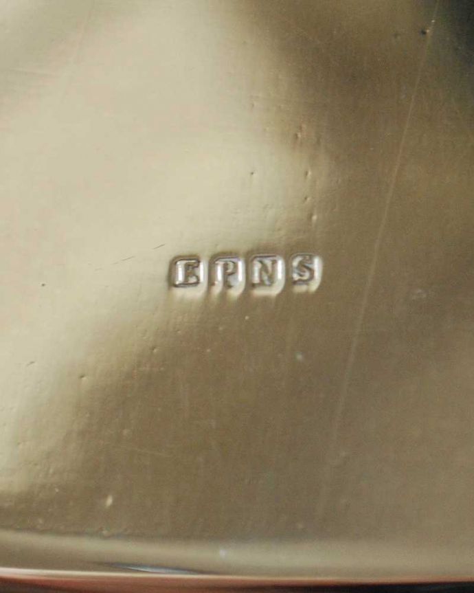 アンティーク シルバー製　アンティーク雑貨　英国で見つけた銀雑貨、優雅なアンティークシルバープレートの持ち手付きバスケット。裏側には品質の証刻印が入っています。(k-3675-z)