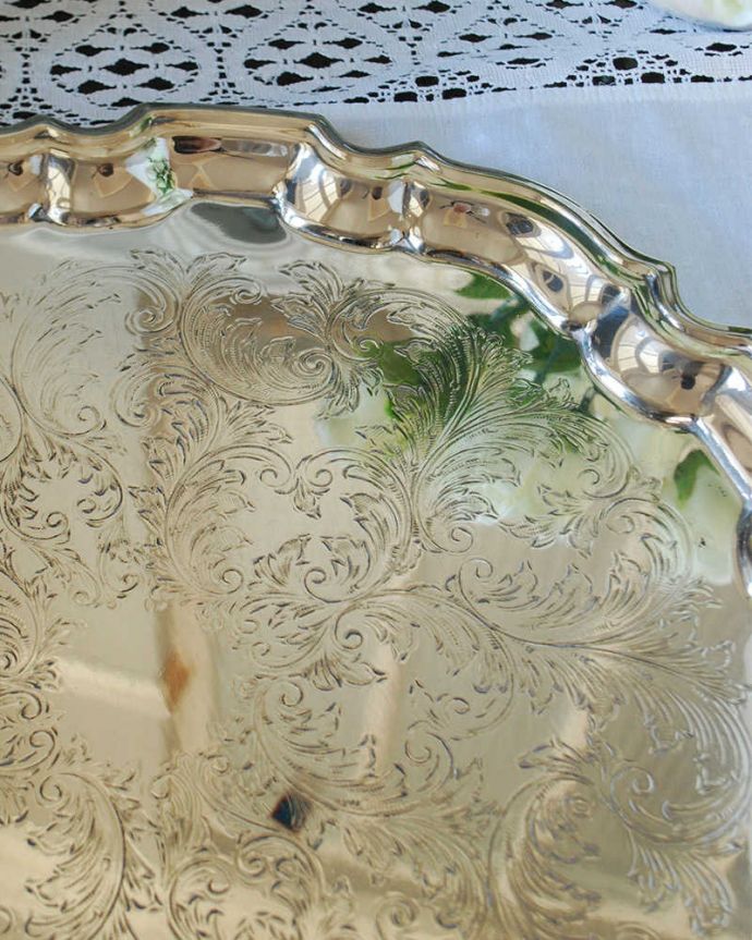 アンティーク シルバー製　アンティーク雑貨　英国で見つけた銀雑貨、アンティークシルバーのサルヴァ（銀盆）。オトナの輝きを放つアンティークのサルヴァ全体に美しいエングレーヴィング（彫金）が施されているアンティークのサルヴァ。(k-3687-z)
