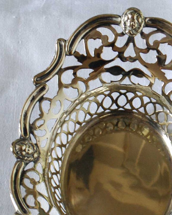アンティーク シルバー製　アンティーク雑貨　英国輸入のアンティーク銀雑貨、透かし彫りが美しいシルバーボウル（小物入れ）。テーブルがパッと華やかに貴重だったシルバーで作られたテーブルウェア。(k-3691-z)