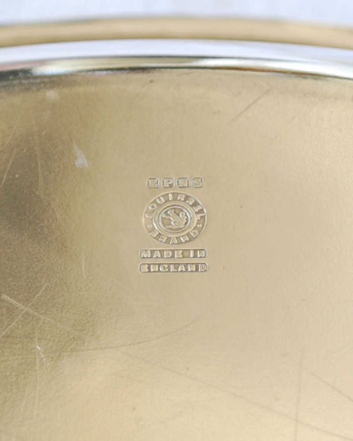 アンティーク シルバー製　アンティーク雑貨　イギリスのアンティークシルバープレート、ガラス器が付いたエントレーディッシュ。裏側には品質の証刻印が入っています。(k-3692-z)