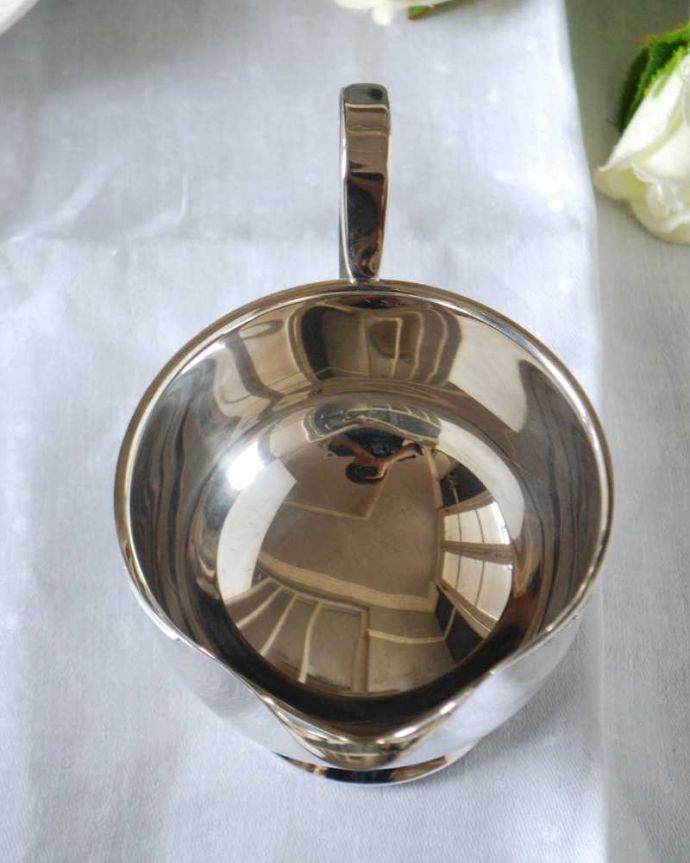 アンティーク シルバー製　アンティーク雑貨　優雅なお茶の時間が楽しめるアンティークのシルバープレート、ミルクピッチャー。上から見るとこんな感じです。(k-3698-z)