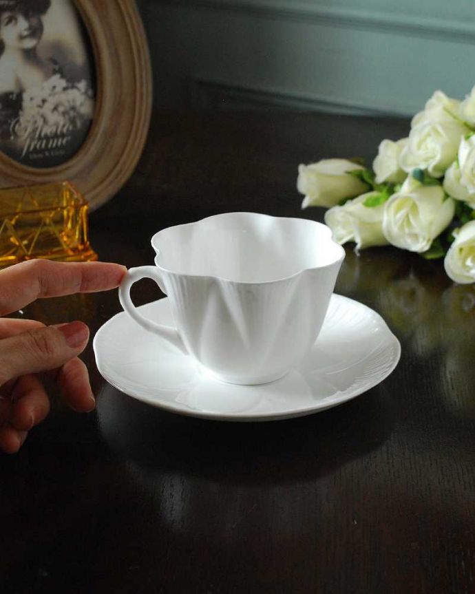 シェ―リー窯　アンティーク雑貨　シェリー窯のDaintyシェイプ（ホワイト）、アンティークカップ＆ソーサー 。お茶の時間をもっと優雅に･･･眺めているだけじゃもったいないので、実用的に使って下さい。(k-3710-z)