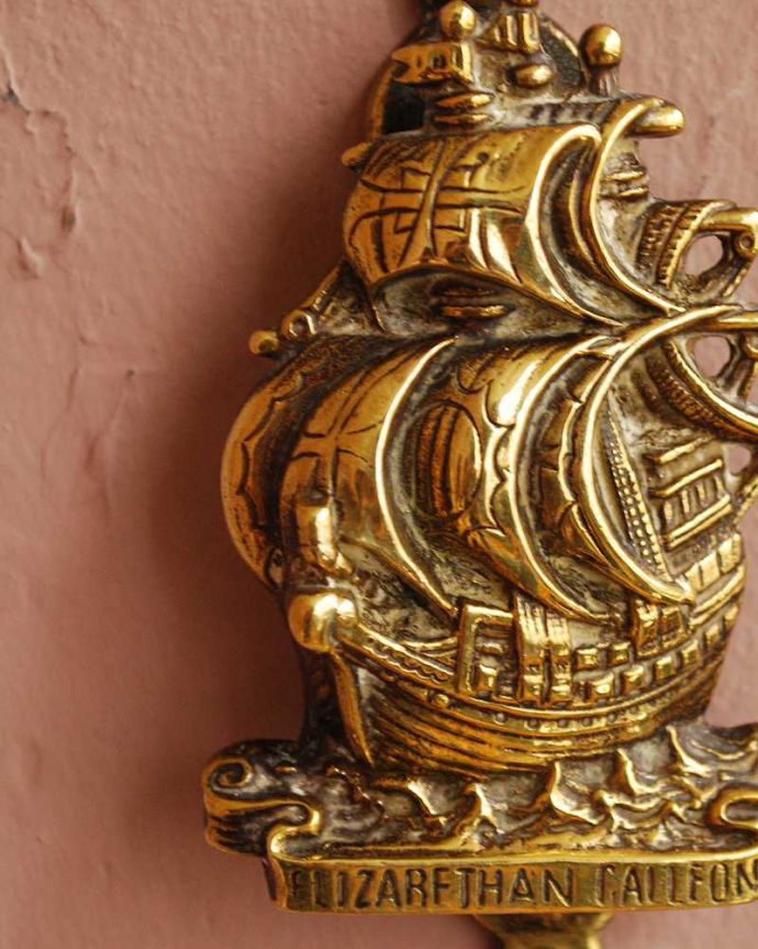 アンティーク 真鍮の雑貨　アンティーク雑貨　英国輸入のアンティーク真鍮製雑貨、かっこいい帆船のドアノッカー。オトナ色のドアノッカーノックする度に、思わず笑顔になってしまう真鍮製のドアノッカー。(k-3718-z)