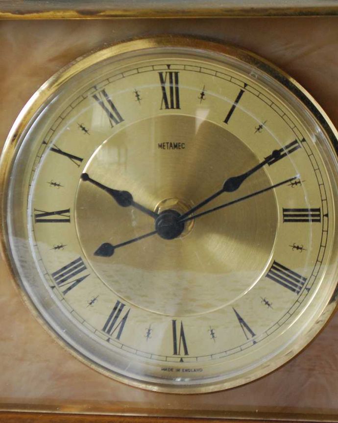 アンティーク その他の雑貨　アンティーク雑貨　イギリスから届いたオシャレなメタメック社のアンティーク置き時計(METAMEC) 。タイムスリップさせてくれる優しい文字盤アンティークの時計は、文字盤が何とも言えない優しい雰囲気。(k-3722-z)