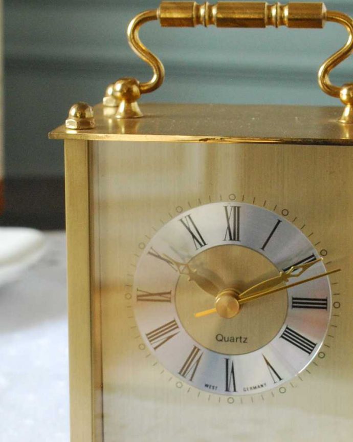 アンティーク その他の雑貨　アンティーク雑貨　イギリスで見つけた持ち手付きのアンティーク置き時計（quartzクォーツ）。タイムスリップさせてくれる優しい文字盤アンティークの時計は、文字盤が何とも言えない優しい雰囲気。(k-3726-z)