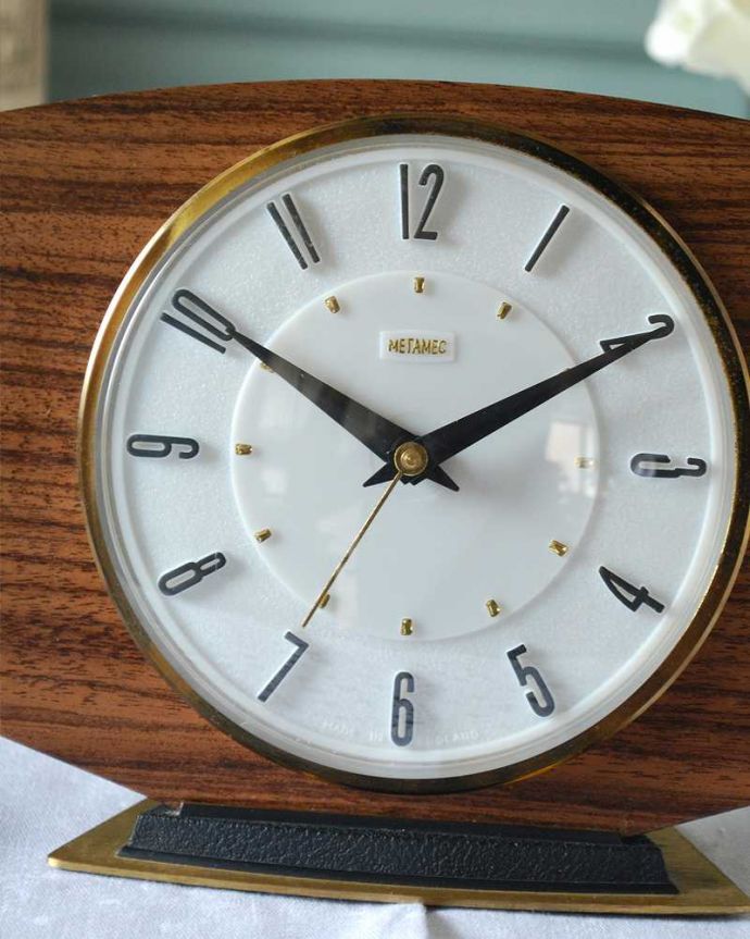 アンティーク その他の雑貨　アンティーク雑貨　イギリスから届いたオシャレなメタメック社のアンティーク置き時計(METAMEC) 。タイムスリップさせてくれる優しい文字盤アンティークの時計は、文字盤が何とも言えない優しい雰囲気。(k-3728-z)