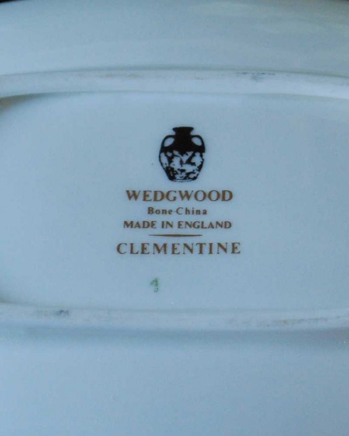 アンティーク 陶磁器の雑貨　アンティーク雑貨　ウェッジウッドのクレメンタインCLEMENTINEシリーズ、アンティークプレート。裏側には品質の証製造メーカー保証の意味がこもったバックスタンプがあります。(k-3731-z-1)