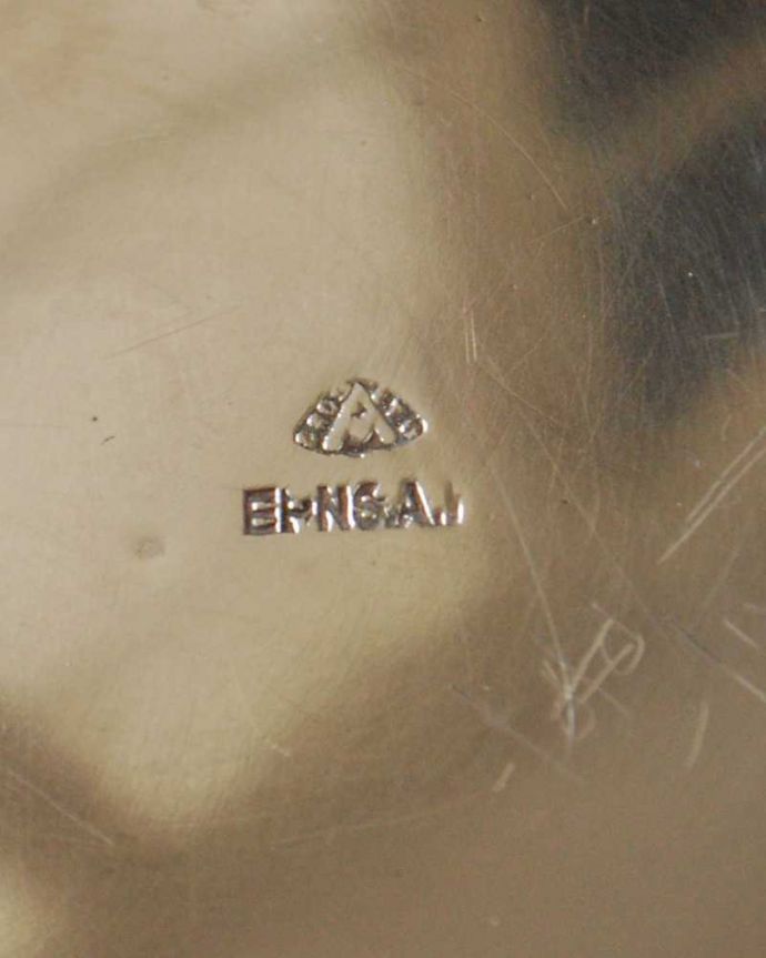 アンティーク シルバー製　アンティーク雑貨　英国で見つけた銀雑貨、優雅なアンティークシルバープレートの持ち手付きバスケット。裏側には品質の証刻印が入っています。(k-3738-z)