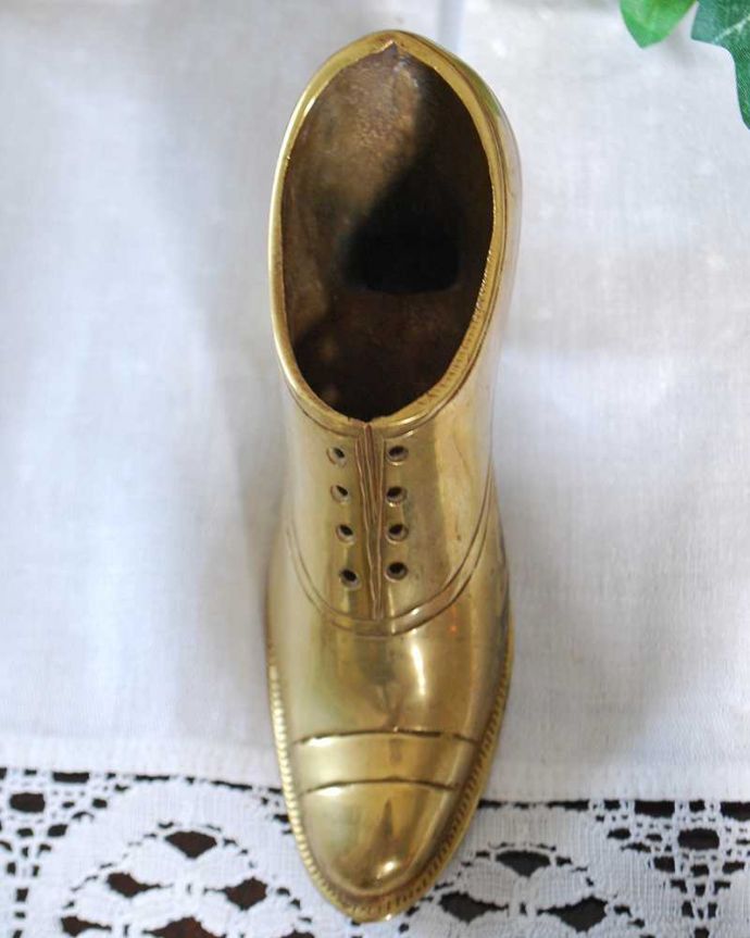 アンティーク 真鍮の雑貨　アンティーク雑貨　英国で見つけたアンティーク雑貨、真鍮の靴のオブジェ。上から見るとこんな感じですアンティークなので多少のキズ・汚れがある場合がありますが、使用上問題はありませんので、ご了承下さい。(k-3741-z)