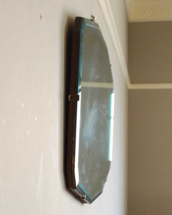アンティーク ミラー（鏡）　アンティーク雑貨　縁どりがキラッと輝く英国の壁掛け鏡、アンティークカッティングミラー。厚みが違いますアンティークなので多少のキズ・汚れがある場合がありますがキレイなものを買い付けてきました。(k-3756-z)