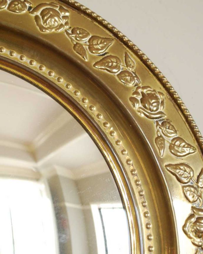 アンティーク ミラー（鏡）　アンティーク雑貨　イギリスで見つけたゴールドフレームの壁掛け鏡、アンティークの凸型ミラー。見るたびにうっとりするモールディングの美しさ煌びやかなモールディングの縁取りが美しいアンティークのミラーは、覗き込む度に女性だったら誰もがワクワクしちゃう美しいデザインが一番の魅力です。(k-3760-z)