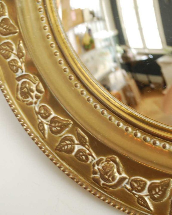 アンティーク ミラー（鏡）　アンティーク雑貨　イギリスで見つけたゴールドフレームの壁掛け鏡、アンティークの凸型ミラー。アンティークらしい独特のデザイン見ているだけで優雅な気分になっちゃうモールディングの装飾です。(k-3760-z)