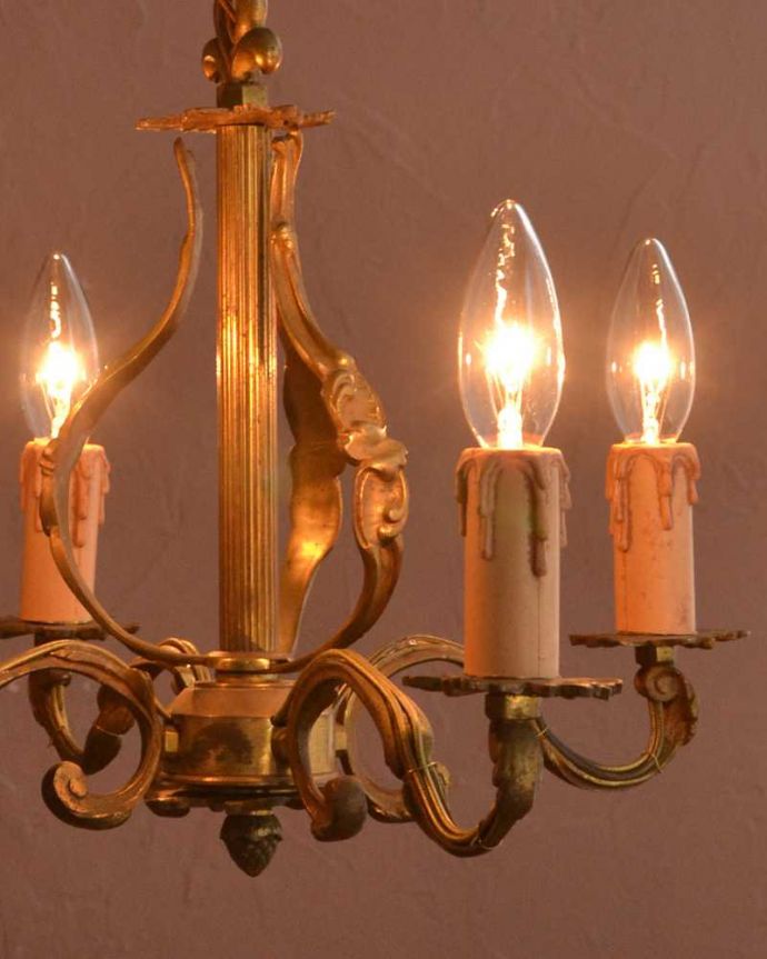 シャンデリア　照明・ライティング　フランスで見つけたアンティーク真鍮製シャンデリア（4灯）（E17シャンデリア球付）。。(k-3765-z)