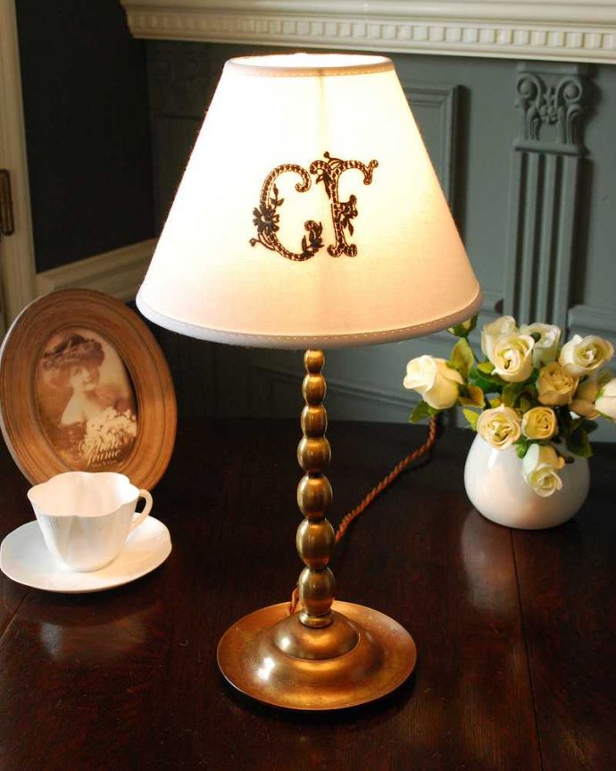 スタンドライト　照明・ライティング　イギリスから届いた真鍮製のアンティークテーブルランプ(１灯)(E17シャンデリア球付き)。。(k-3766-z)