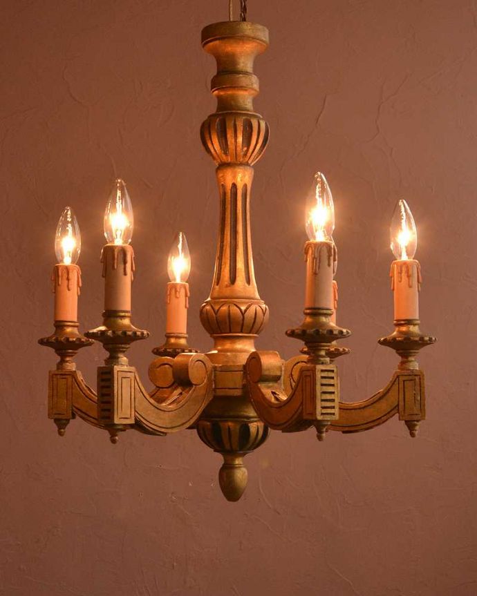 英国アンティークの照明、存在感たっぷりの木製シャンデリア（6灯）（Ｅ17シャンデリア球付）