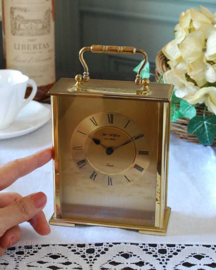 アンティーク その他の雑貨　アンティーク雑貨　イギリスで見つけた持ち手付きのアンティーク置き時計。アンティークらしい独特のデザインアンティークなので多少のキズ・汚れがある場合があります。(k-3775-z)
