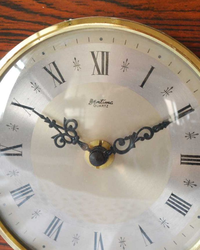 アンティーク その他の雑貨　アンティーク雑貨　フランス輸入のアンティーク雑貨、オシャレな置き時計（quartzクォーツ）。タイムスリップさせてくれる優しい文字盤アンティークの時計は、文字盤が何とも言えない優しい雰囲気。(k-3781-z)