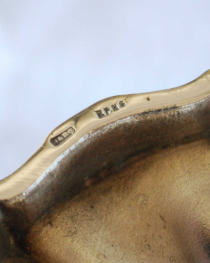 アンティーク シルバー製　アンティーク雑貨　英国輸入の透かし彫りが美しいアンティークシルバープレートのコンポート。裏側には品質の証ちゃんとホールマークが付いています。(k-3800-z)