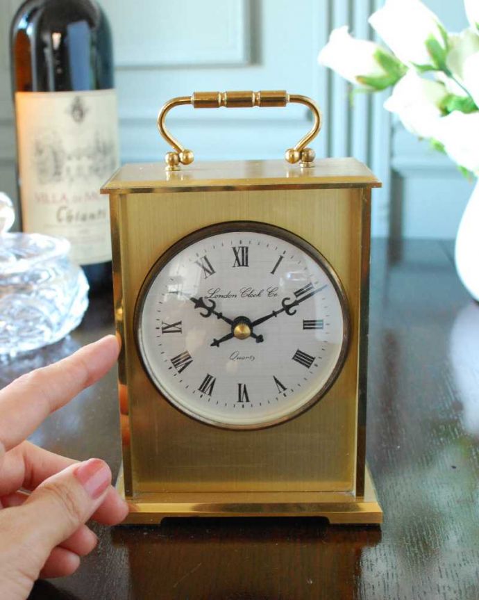 アンティーク その他の雑貨　アンティーク雑貨　イギリスで見つけた持ち手が付いたアンティーク置き時計。アンティークらしい独特のデザインアンティークなので多少のキズ・汚れがある場合があります。(k-3801-z)