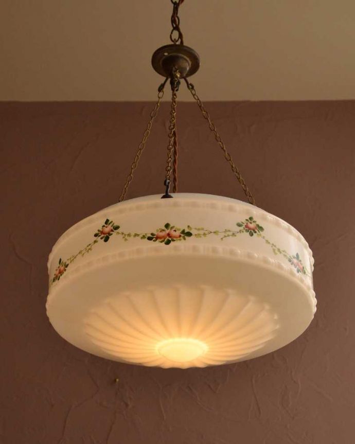 シャンデリア　照明・ライティング　バラのガーランドが描かれたイギリスアンティークのハンギングボウル(Ｅ26球付き)。。(k-3809-z)