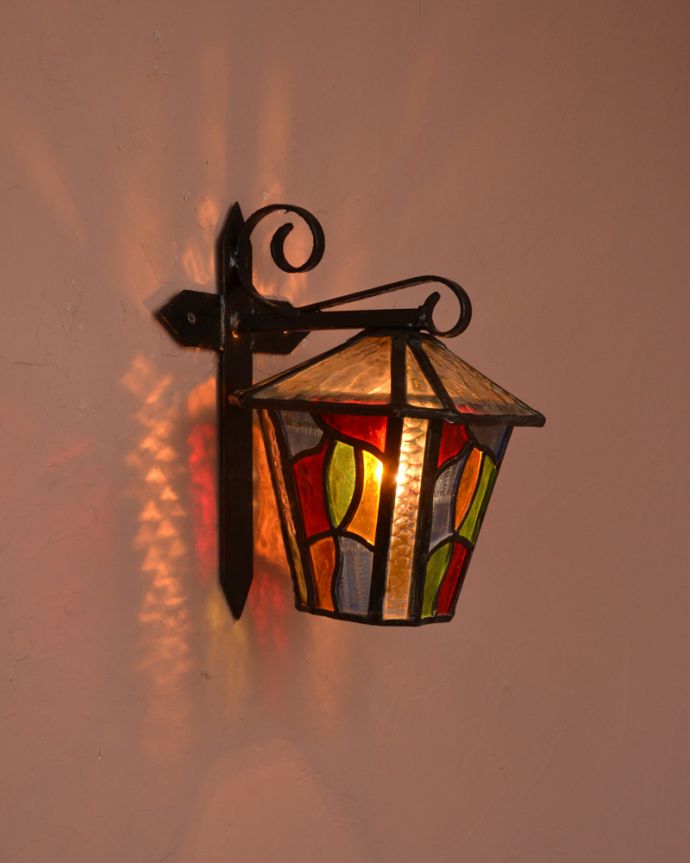 壁付けブラケット　照明・ライティング　カラフルなガラスが入った壁付け照明、お洒落なアンティークのウォールランプ。。(k-3814-z)