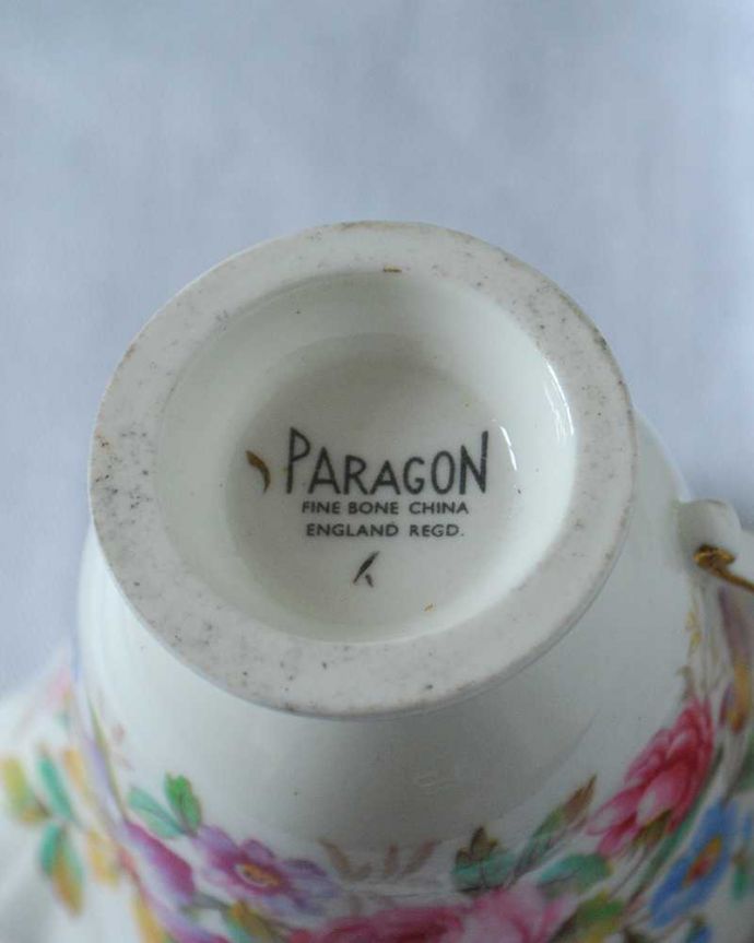 アンティーク 陶磁器の雑貨　アンティーク雑貨　イギリス王室御用達パラゴン窯のアンティークミルクポット（PARAGON）。裏側には品質の証製造メーカー保証の意味がこもった窯印、ポーセリンマークがあります。(k-3817-z)