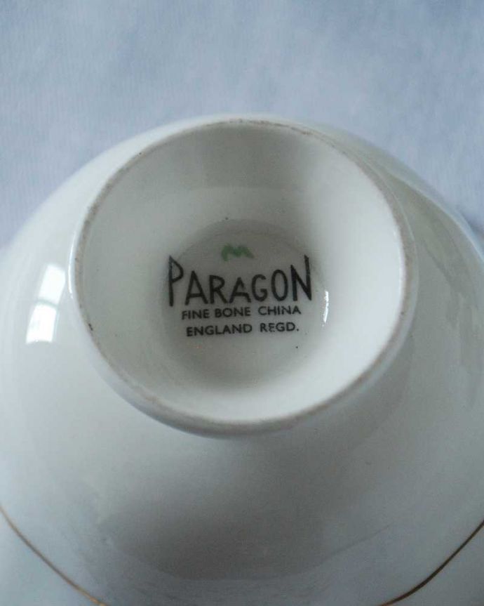 アンティーク 陶磁器の雑貨　アンティーク雑貨　イギリス王室御用達パラゴン窯のアンティークシュガーボウル（PARAGON）。裏側のポーセリンマーク製造メーカー保証の意味がこもった窯印、ポーセリンマークがあります。(k-3818-z)
