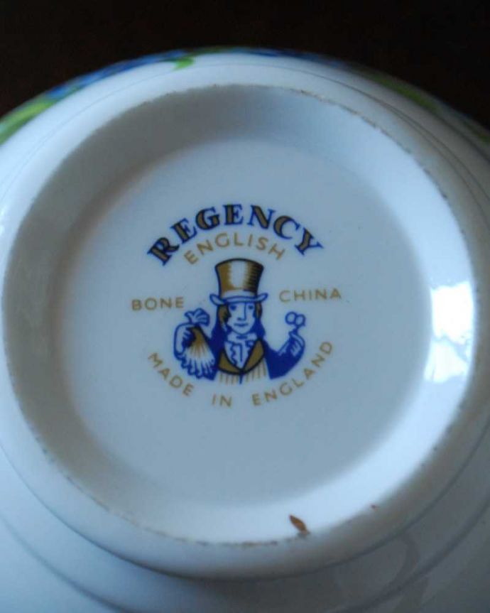 アンティーク 陶磁器の雑貨　アンティーク雑貨　Regency（リージェンシー）のアンティークシュガーボウル(勿忘草)。裏側のポーセリンマーク製造メーカー保証の意味がこもった窯印、ポーセリンマークがあります。(k-3823-z)